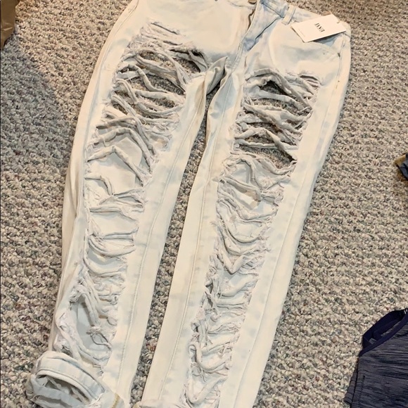 Distressed cutout jeans NWT light wash - Picture 7 of 8